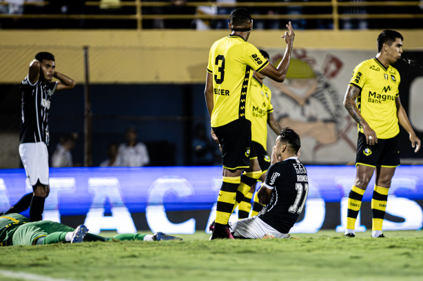 Romero e Fausto Vera durante jogo do Corinthians contra o São Bernardo