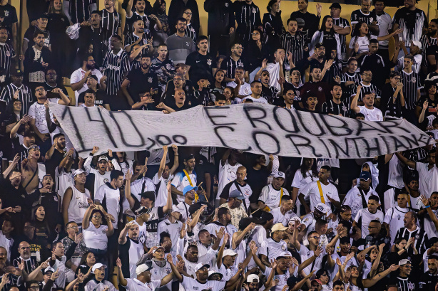 Torcida do Corinthians protesta contra preço de ingressos em partida contra o São Bernardo
