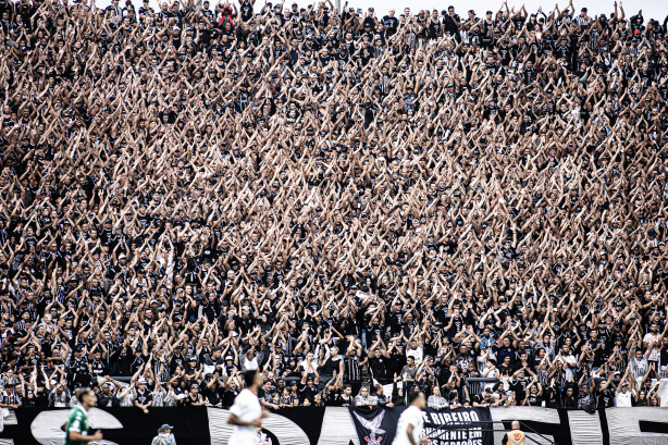 Torcida do Corinthians protesta nas arquibancadas da Neo Qu�mica Arena ap�s derrota para rival