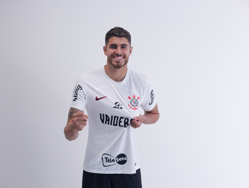 Pedro Raul posa com a camisa do Corinthians pela primeira vez