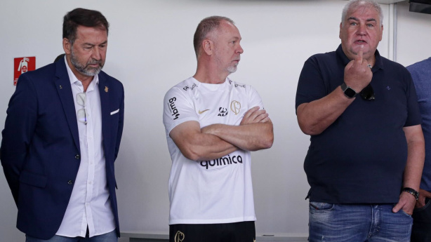 Estafe de Mano Menezes e diretoria do Corinthians se reúnem para discussão de multa rescisória