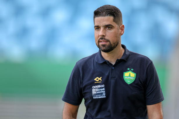 Corinthians encaminha contratação de António Oliveira