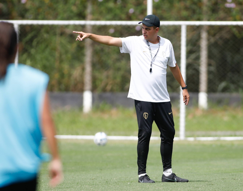 Lucas Piccinato comandou o treino do Corinthians Feminino nesta segunda-feira