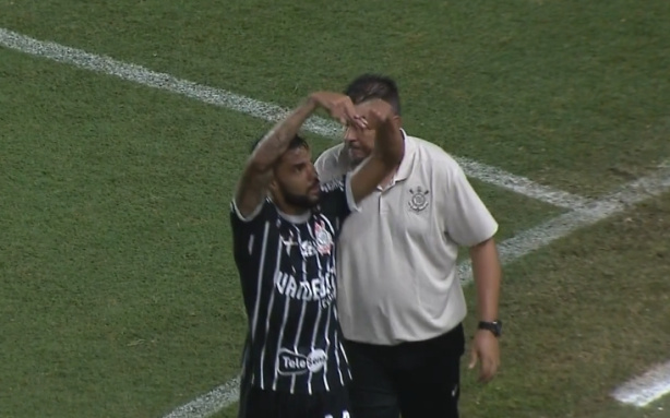 Raniele provoca a torcida do Santos, fazendo alusão ao rebaixamento do clube à Série B