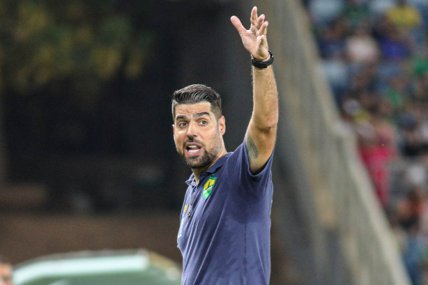 António Oliveira já desembarcou em São Paulo para assinar com o Corinthians