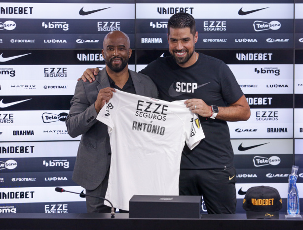 António Oliveira é apresentado e cita 'felicidade enorme' em chegada ao Corinthians