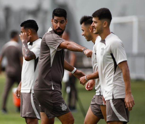 António Oliveira comanda treino do Corinthians para enfrentar o Botafogo