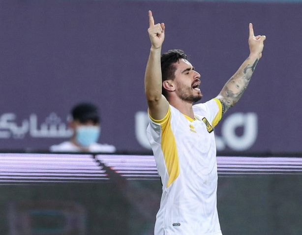 HONRE O MANTO! Torcedores comemoram a contratação de Coronado