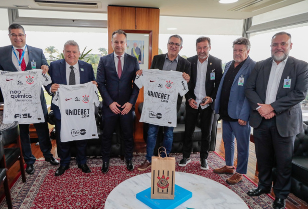 Diretoria do Corinthians se encontra com ministro e presidente da Caixa em Bras�lia