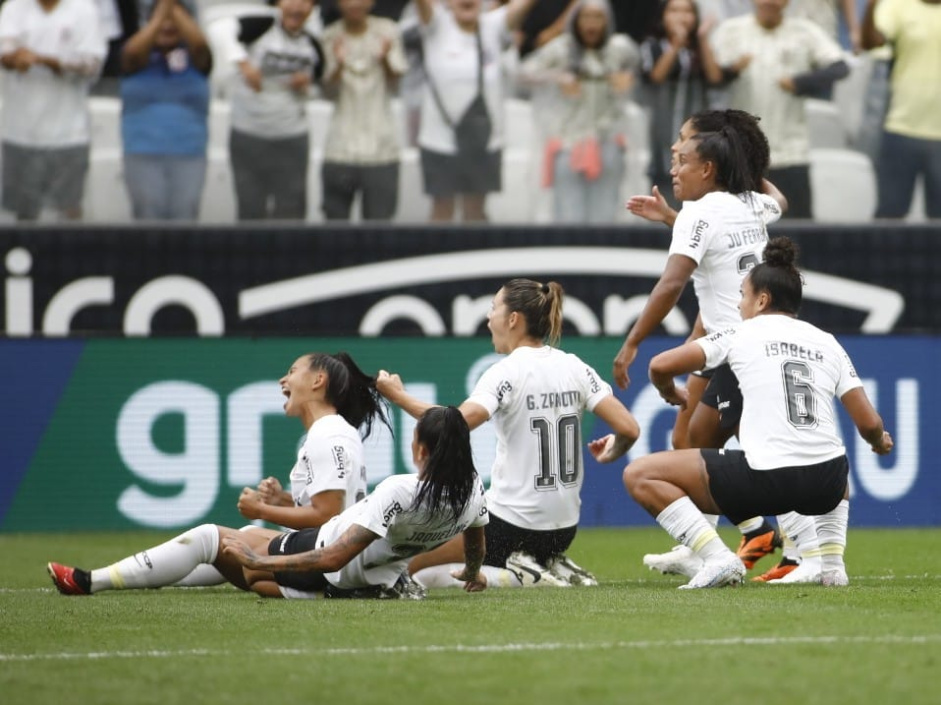 Corinthians bate a Ferroviria em jogo repleto de faltas e avana  final da Supercopa Feminina