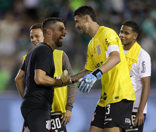 António Oliveira entende que o Palmeiras "abdicou rápido" do Dérbi, que terminou com empate heroico do Corinthians