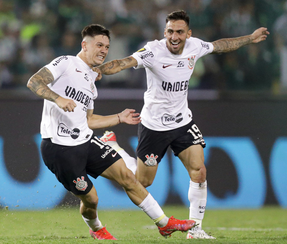 Corinthians segue quatro pontos atrs do segundo colocado no Grupo C