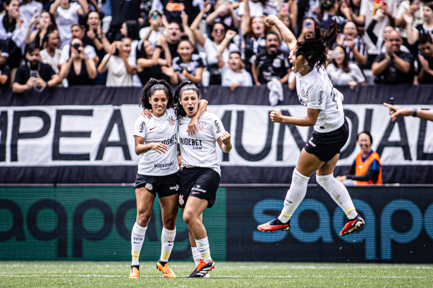 Duda marcou de falta, para colocar o Corinthians à frente do placar e com a mão na taça