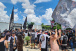 Torcida do Corinthians se re�ne no CT para incentivar os jogadores antes do D�rbi; veja imagens