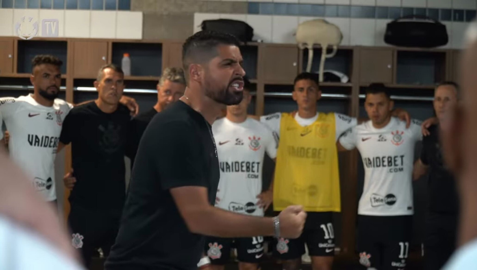 Antnio Olivera incentivando jogadores do Corinthians antes do Drbi