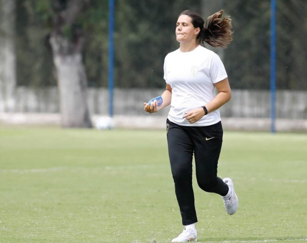 Corinthians reforça equipe feminina com contratação da enfermeira Anna Camila