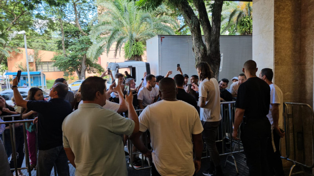 C�ssio atendendo torcedores no hotel do Corinthians em Maring�