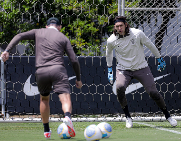 Goleiro do Corinthians realiza trabalhos no gramado antes de decis�o na Copa do Brasil