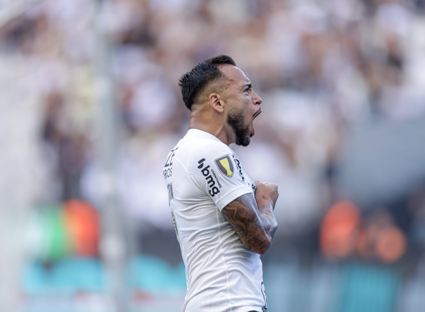 Maycon comemora os 200 jogos pelo Corinthians e recebe homenagem