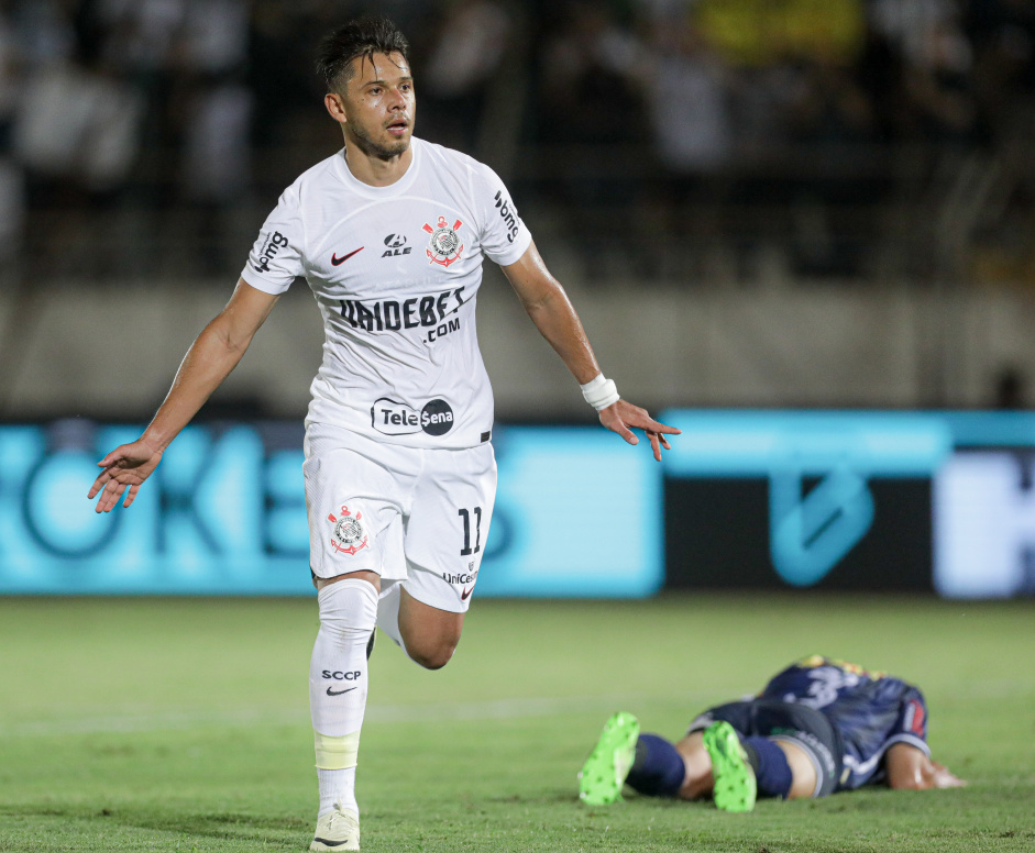 Romero marcou dois gols na vitria do Corinthians