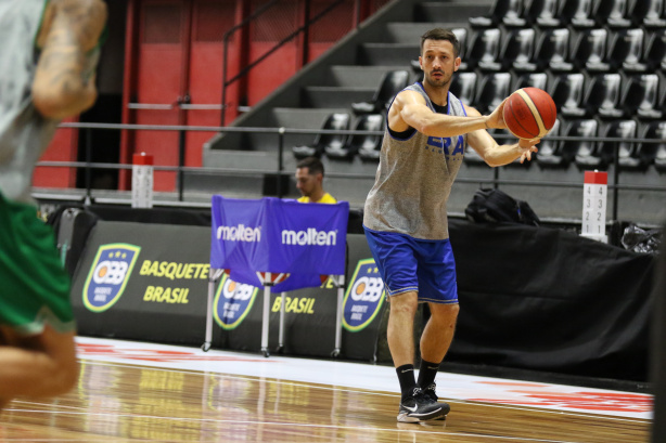 Armador do Corinthians fica no banco em vitória da Seleção Brasileira de Basquete