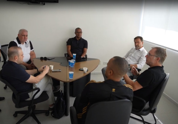 Representantes de Corinthians e Bayer Leverkusen em encontro no CT Joaquim Grava