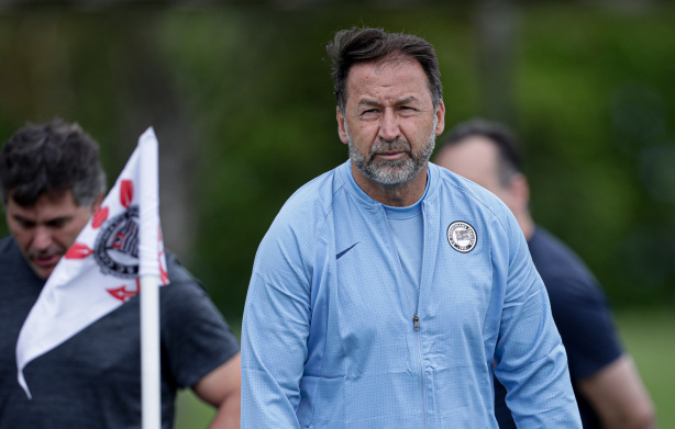 Corinthians avalia opções para direitos de TV e estabelece meta competitiva com o Flamengo