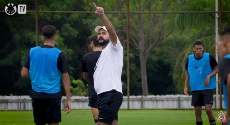 Danilo comandando treinamento do Sub-20