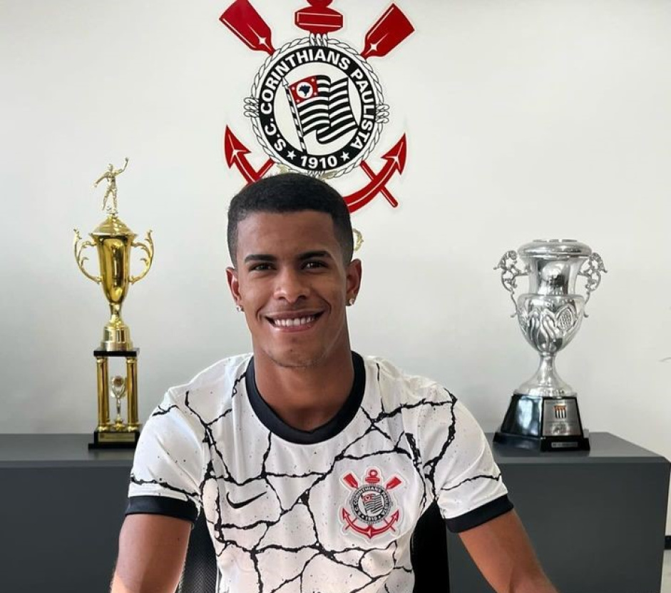 O volante assinou contrato de emprstimo com o Corinthians