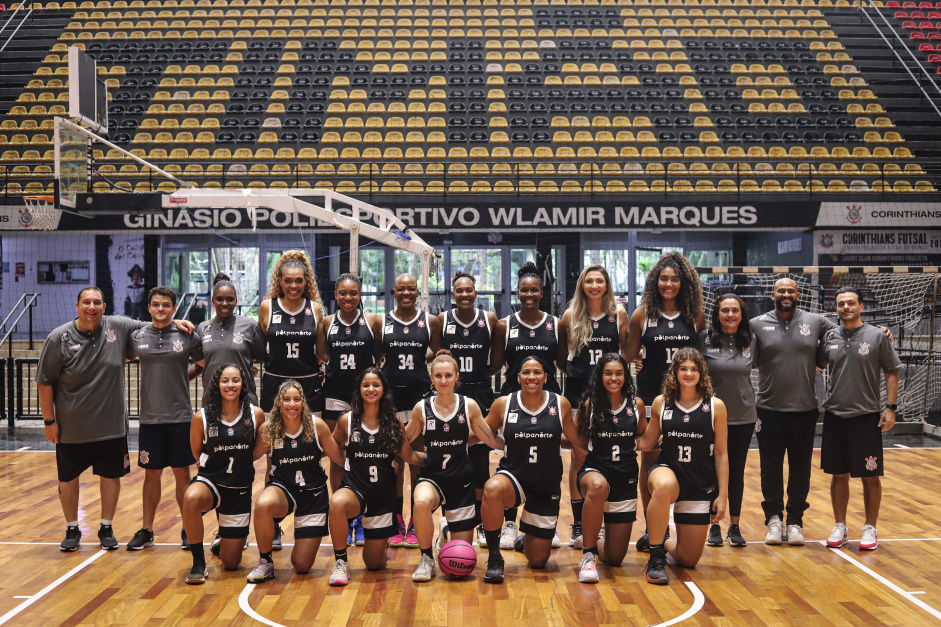 Comisso tcnica e elenco do basquete feminino do Corinthians