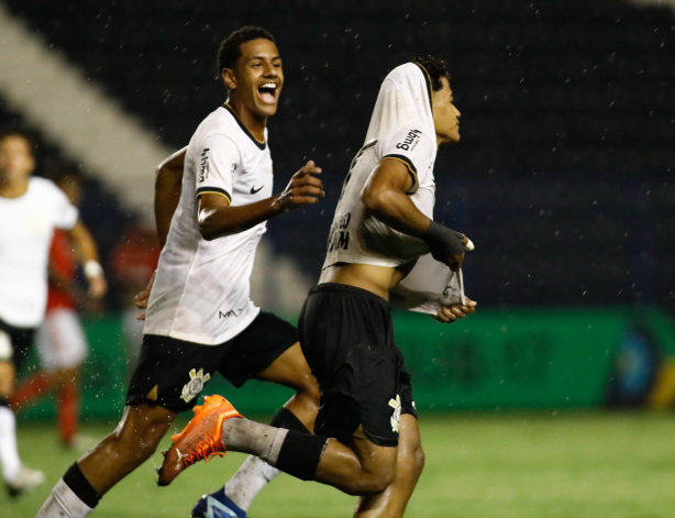 Denner (que aparece de camisa) entrou bem contra o Internacional e já vinha de um bom jogo contra o Criciúma
