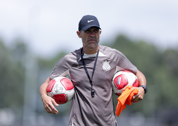 Bruno Lazaroni, auxiliar de António Oliveira, será o comandante do Corinthians na partida contra o...