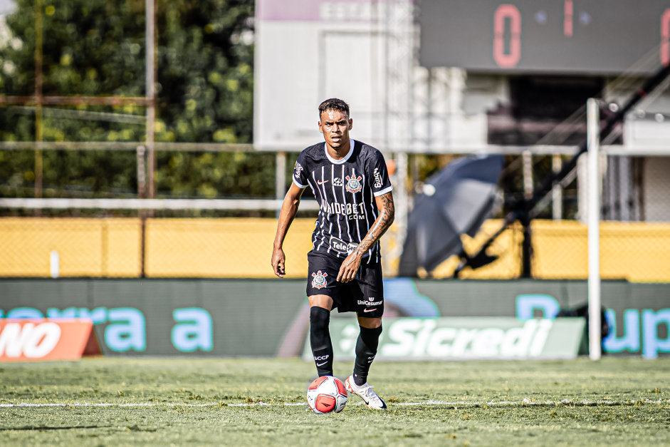 Joo Pedro Tchoca estreia no profissional em empate do Corinthians