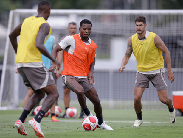Corinthians pode contar com Cacá em confronto da Copa do Brasil após aval da CB