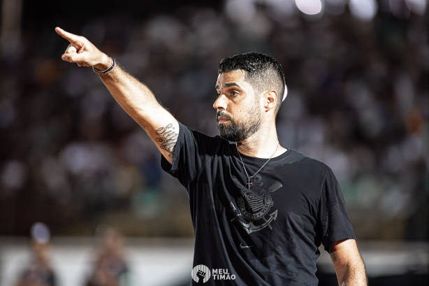 António Oliveira evita criticar a arbitragem após polêmicas em classificação do Corinthians
