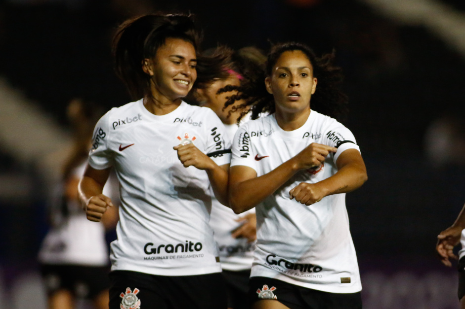 Mariza e Yasmim durante jogo do Corinthians na Fazendinha
