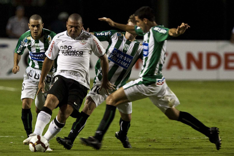 Adversrio do Corinthians na Sul-Americana relembra confronto com Ronaldo pela Libertadores