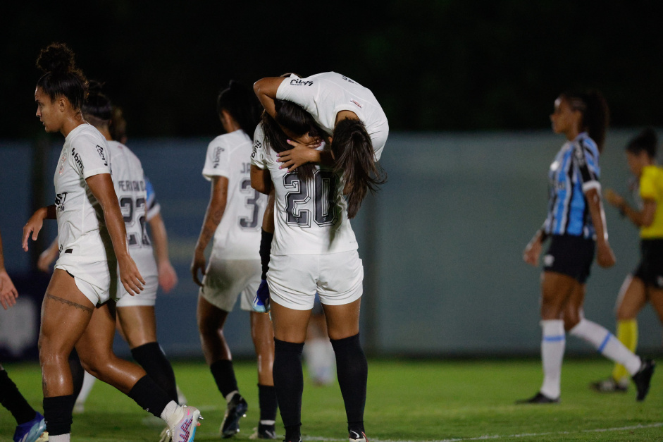 O Corinthians venceu o Grmio na estreia do Brasileiro Feminino por 3 a 0