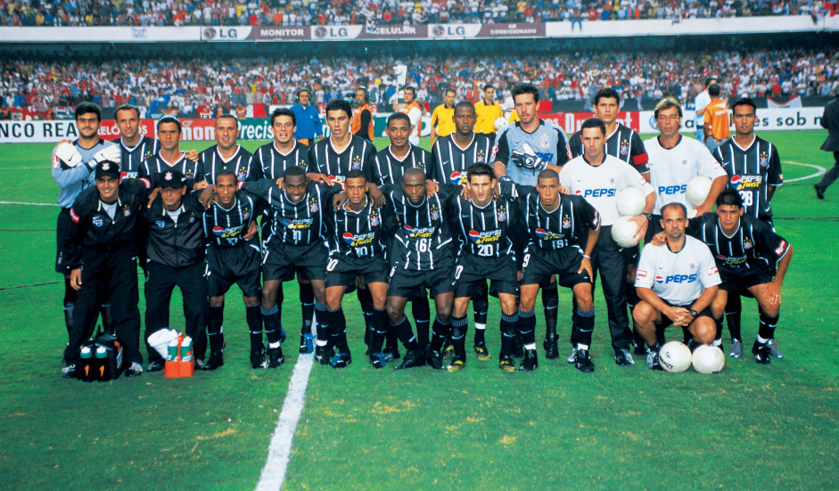 Corinthians superou o So Paulo por 3 a 2 e ficou com a taa do Estadual em 2003