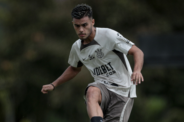 Fausto Vera voltou aos treinamentos após incômodo no pé