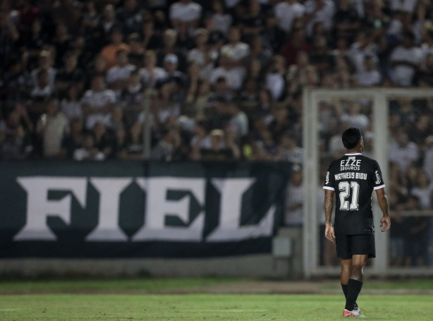 Matheus Bidu recebe primeira oportunidade em 2024 e é fundamental em vitória do Corinthians