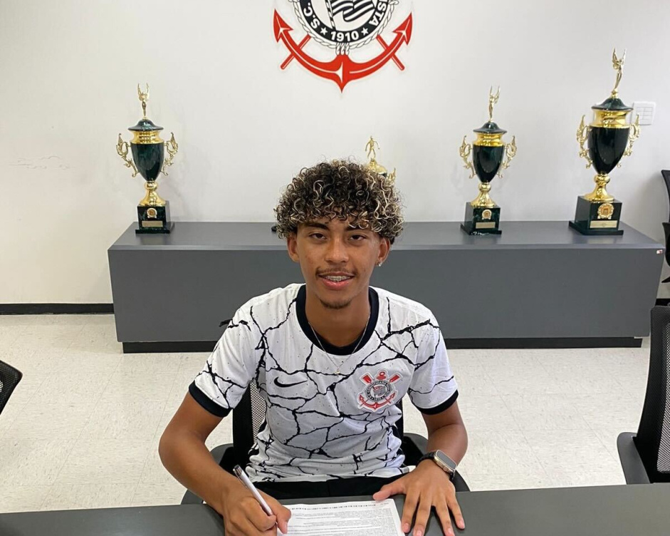Zagueiro do Sub-17 assina primeiro contrato profissional com o Corinthians