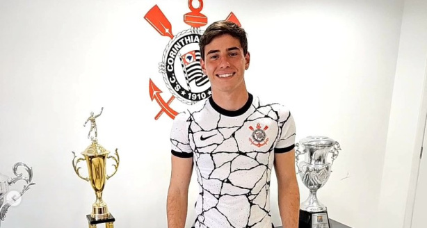 Goleiro do Corinthians assina primeiro contrato profissional com multa multimilionária