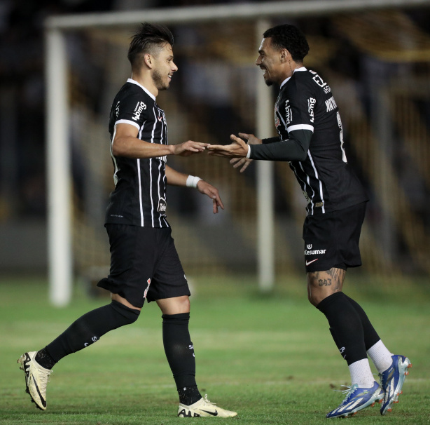 Matheus França comemorando gol do Corinthians com Romero