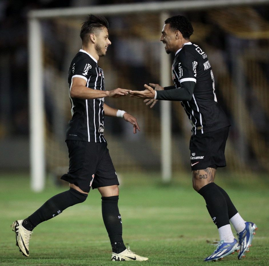 Matheus Frana comemorando gol do Corinthians com Romero