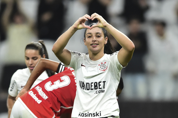 Duda Sampaio fez valer a "lei da ex" e marcou o primeiro gol contra o Internacional