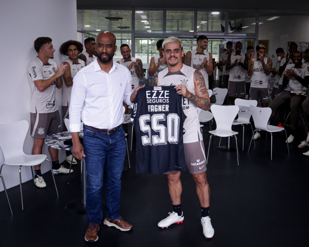 Fagner foi homenageado antes do treino desta quinta-feira no CT Joaquim Grava