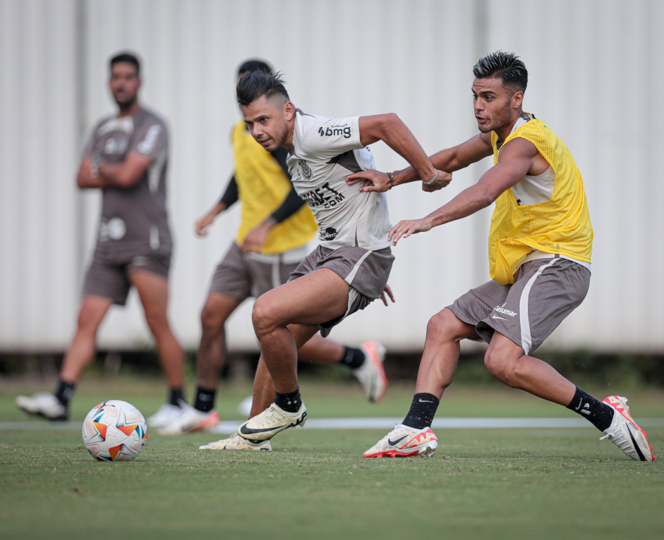 O Corinthians treinou nesta sexta-feira no CT Joaquim Grava visando ao jogo contra o Nacional, do Paraguai, na prxima semana
