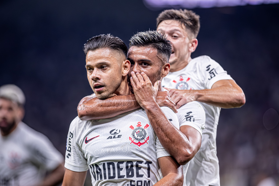 Corinthians bate o Nacional e conquista primeira vitria na Sul-Americana 2024