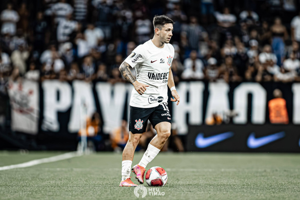Garro celebra evolução do Corinthians e comenta número elevado de faltas sofridas por jogo
